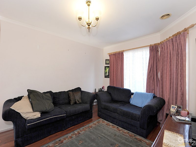 38 Frances Crescent, Cranbourne North VIC 3977