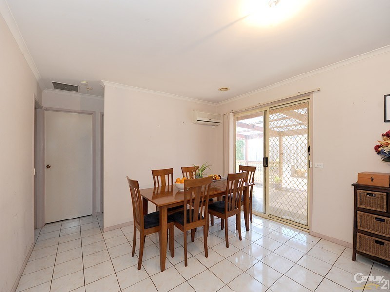 38 Frances Crescent, Cranbourne North VIC 3977