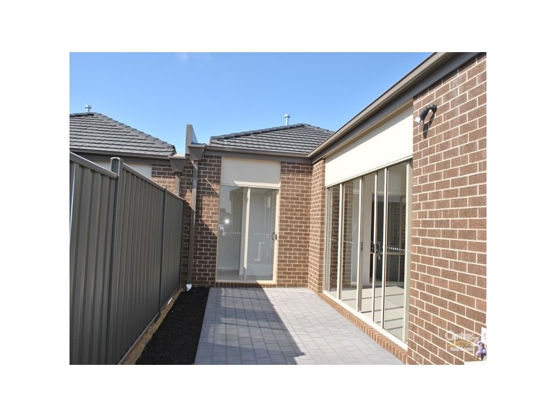 4 Elderberry Alley, Cranbourne North VIC 3977