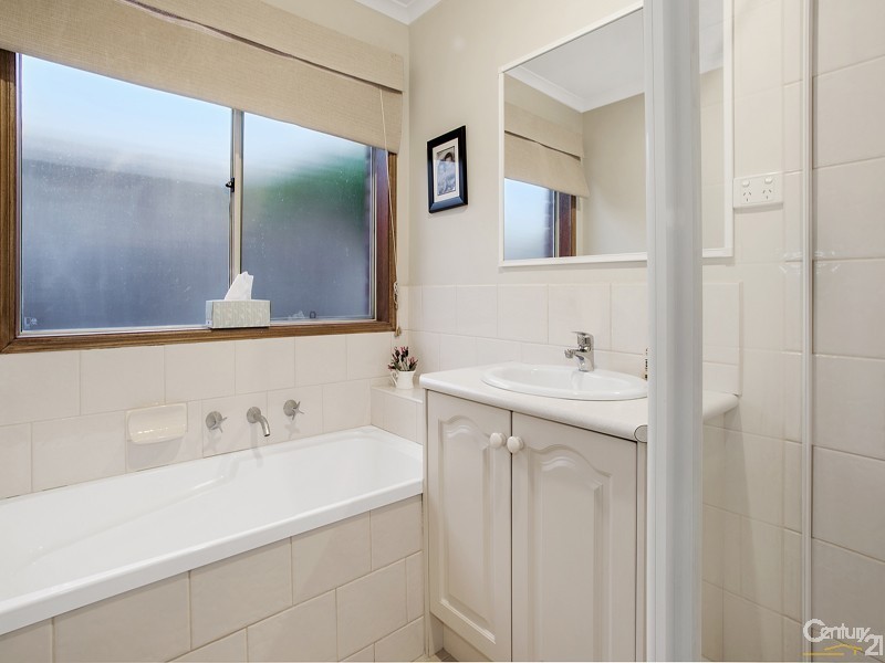 21 Saintly Grove, Berwick VIC 3806