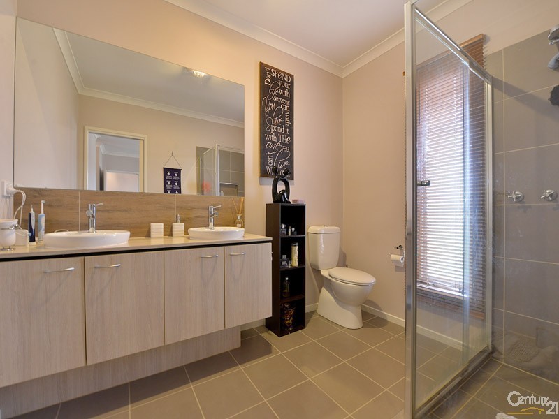 54 Park Orchard Drive, Pakenham VIC 3810