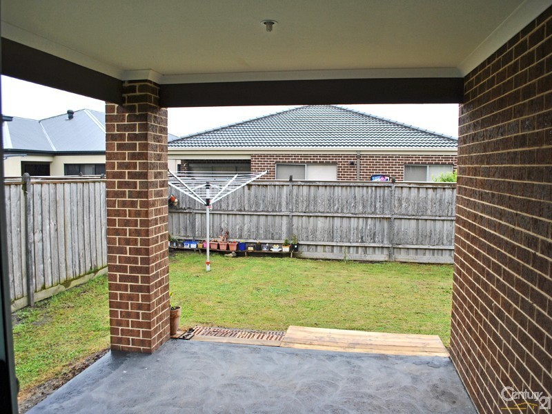 34 Beechtree Way, Cranbourne North VIC 3977