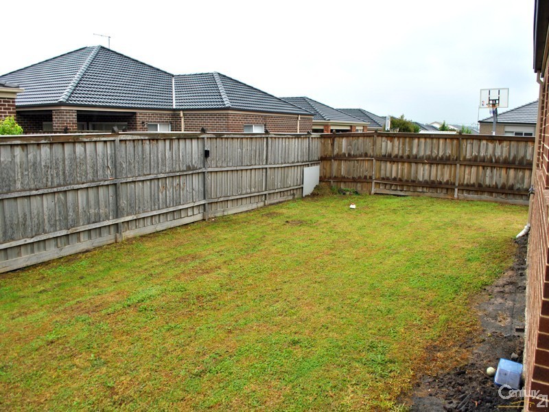 34 Beechtree Way, Cranbourne North VIC 3977