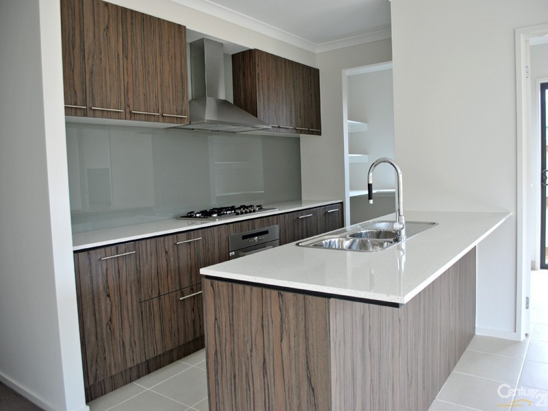 8 Brightstone Drive, Clyde North VIC 3978