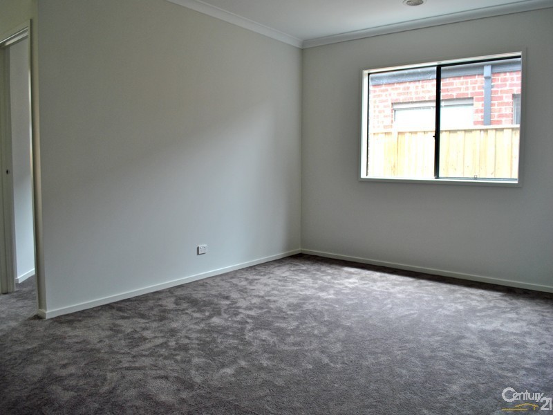 8 Brightstone Drive, Clyde North VIC 3978