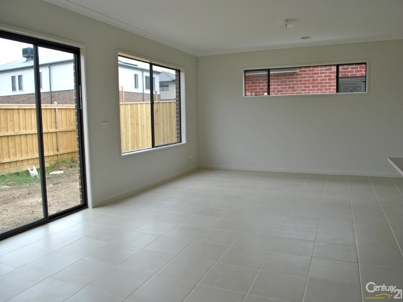 8 Brightstone Drive, Clyde North VIC 3978