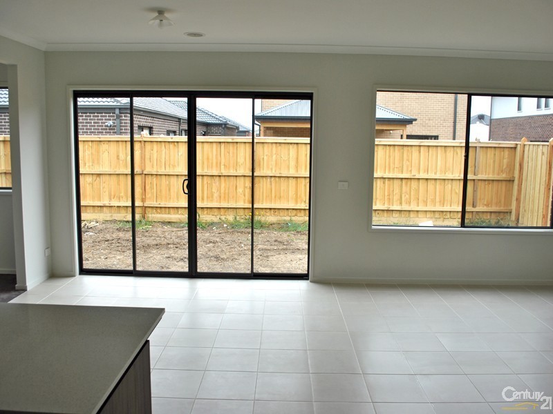 8 Brightstone Drive, Clyde North VIC 3978