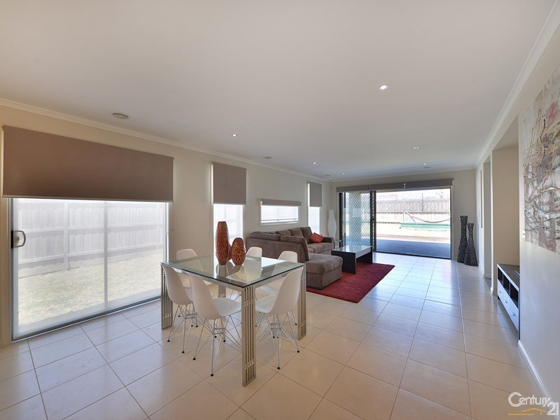 3 Dalton Way, Cranbourne East VIC 3977