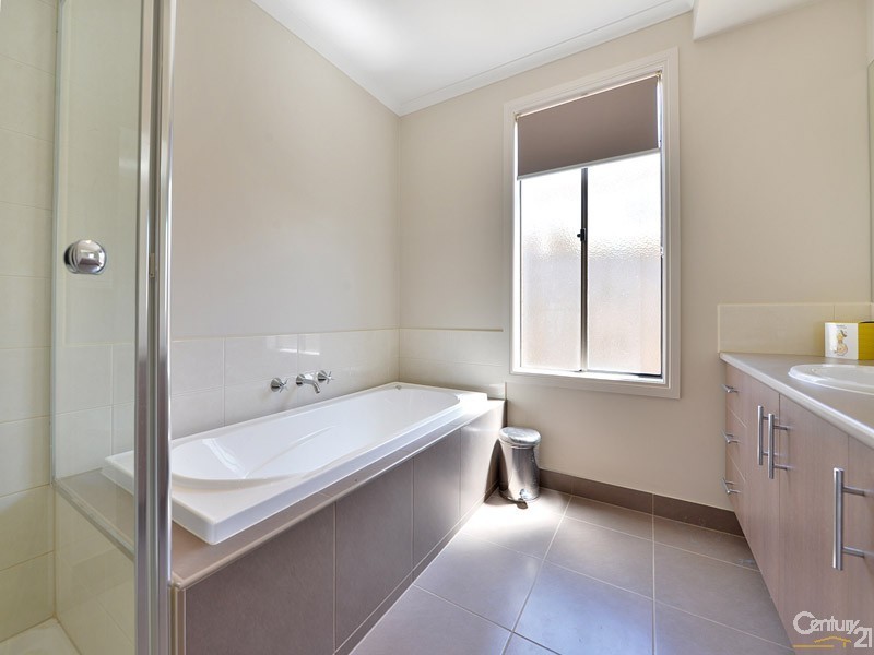 3 Dalton Way, Cranbourne East VIC 3977