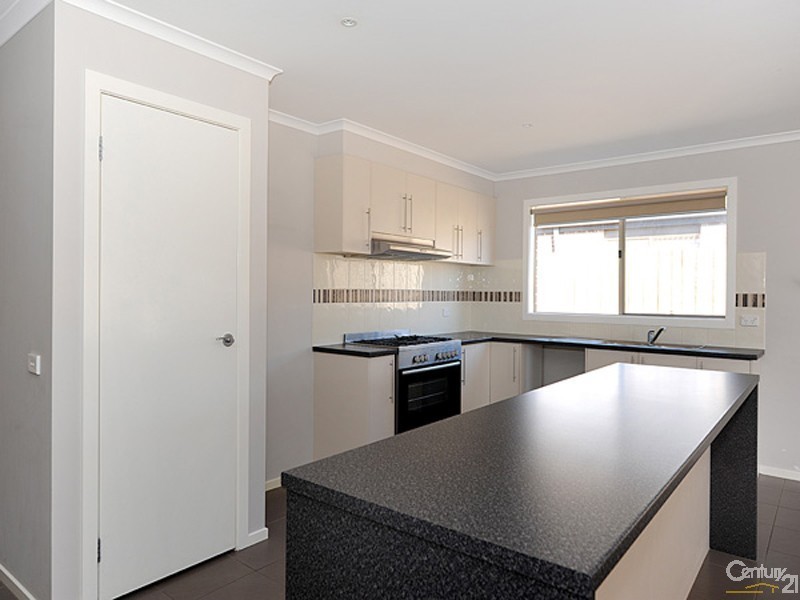 30 Kingsfield Crescent, Lynbrook VIC 3975