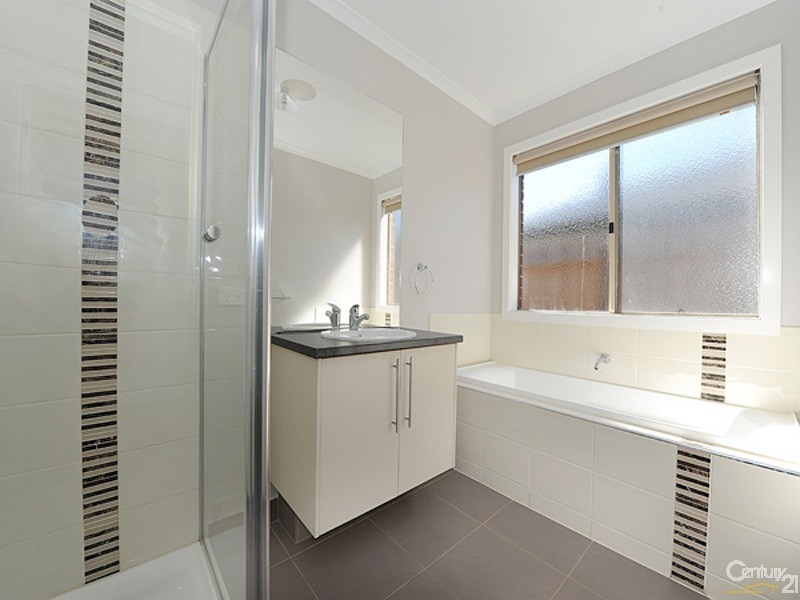 30 Kingsfield Crescent, Lynbrook VIC 3975