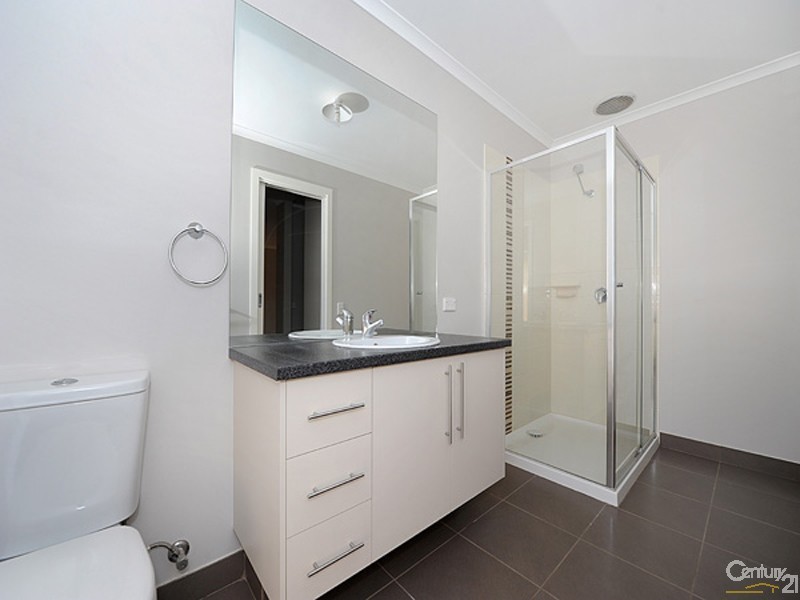 30 Kingsfield Crescent, Lynbrook VIC 3975