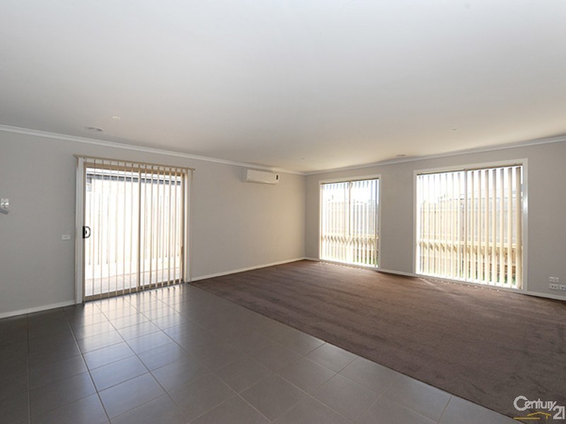 30 Kingsfield Crescent, Lynbrook VIC 3975