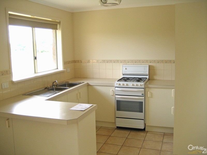 2/12 Madison Avenue, Narre Warren VIC 3805