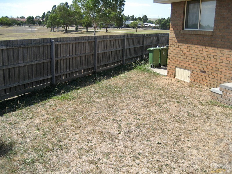 2/12 Madison Avenue, Narre Warren VIC 3805