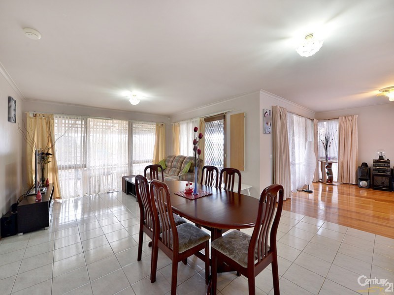 32 Hinrichsen Drive, Hallam VIC 3803