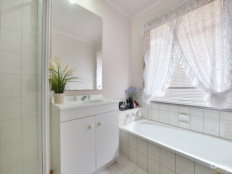 32 Hinrichsen Drive, Hallam VIC 3803