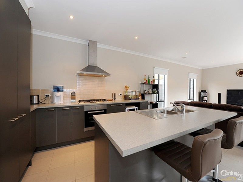 16 Frogmore Lane, Cranbourne North VIC 3977