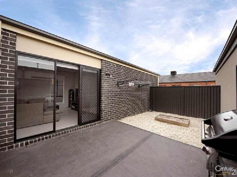 16 Frogmore Lane, Cranbourne North VIC 3977