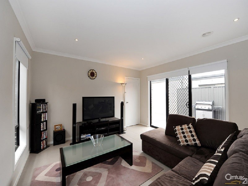 16 Frogmore Lane, Cranbourne North VIC 3977