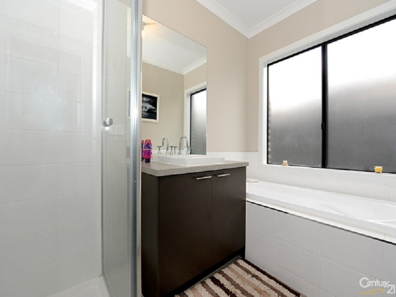 16 Frogmore Lane, Cranbourne North VIC 3977