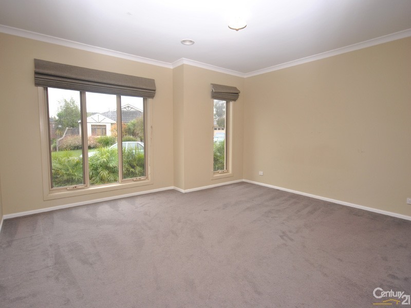 17 Don Collins Way, Berwick VIC 3806