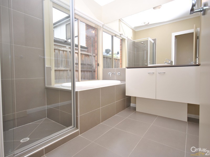 17 Don Collins Way, Berwick VIC 3806