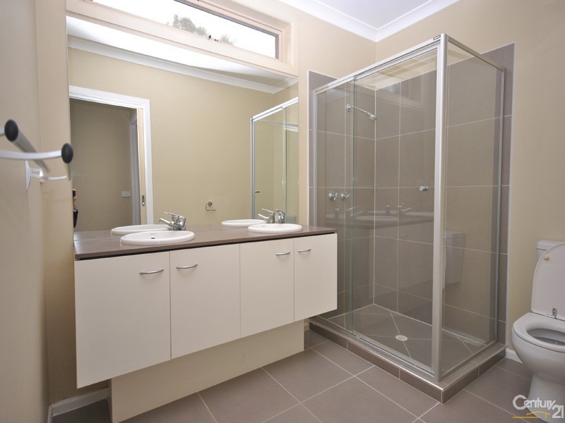 17 Don Collins Way, Berwick VIC 3806