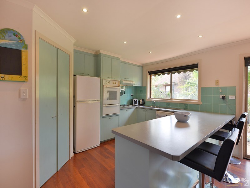 8 Escott Grove, Berwick VIC 3806