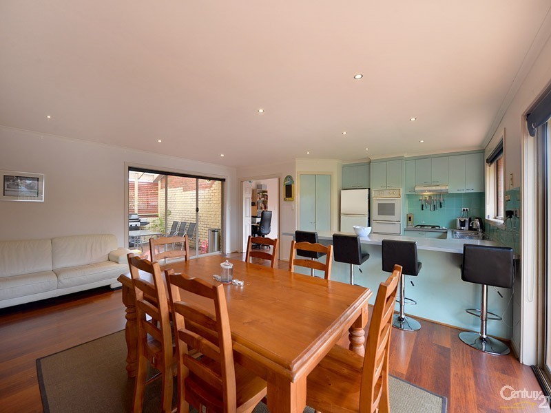 8 Escott Grove, Berwick VIC 3806