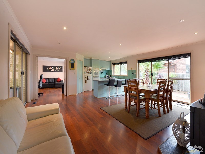 8 Escott Grove, Berwick VIC 3806