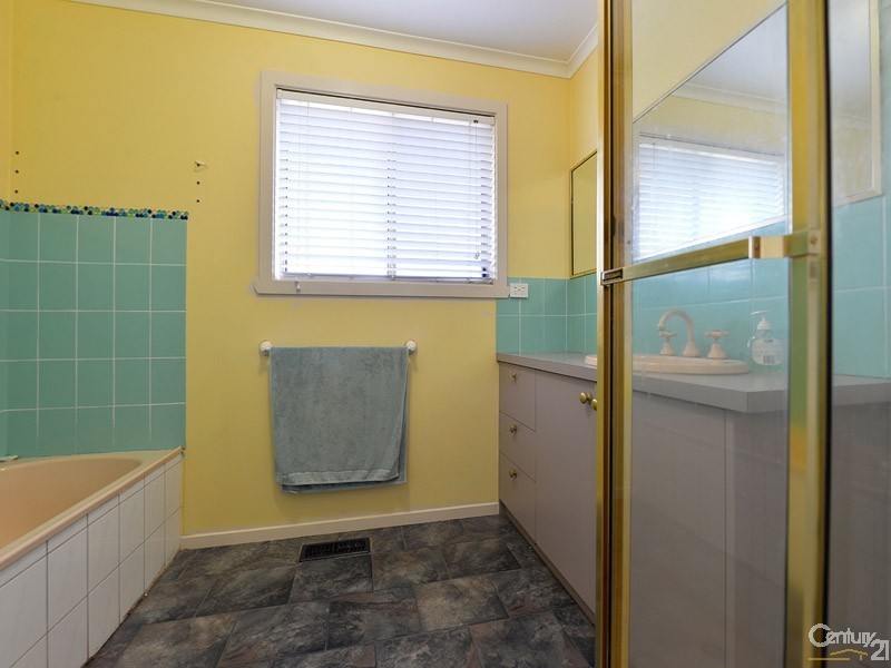 8 Escott Grove, Berwick VIC 3806