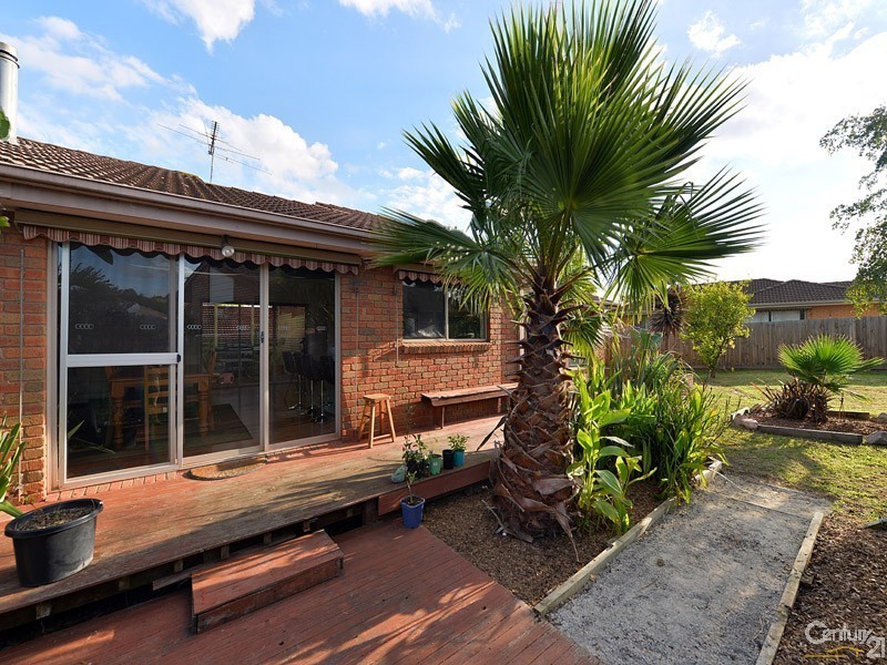 8 Escott Grove, Berwick VIC 3806