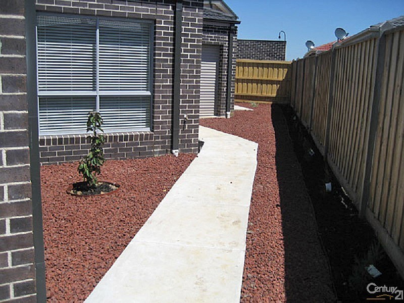 2/7 Roseville Court, Berwick VIC 3806