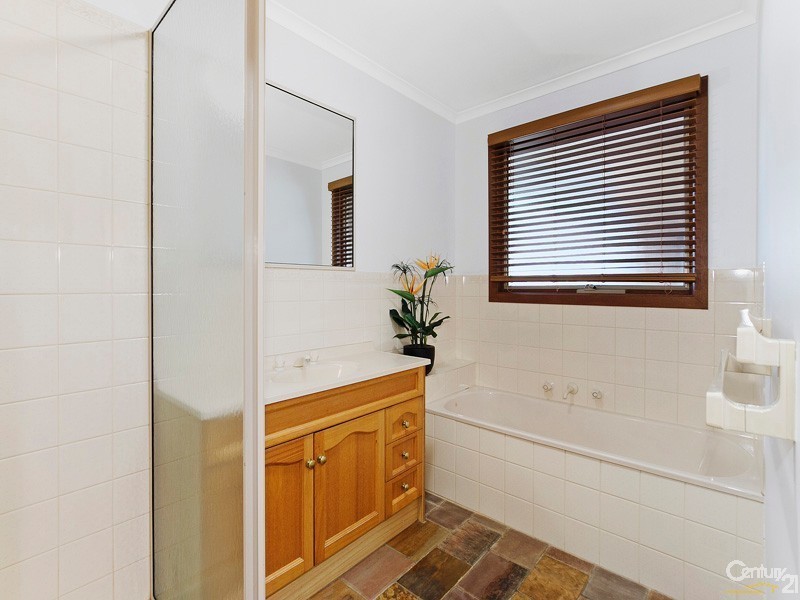 1 Sunnyside Drive, Berwick VIC 3806