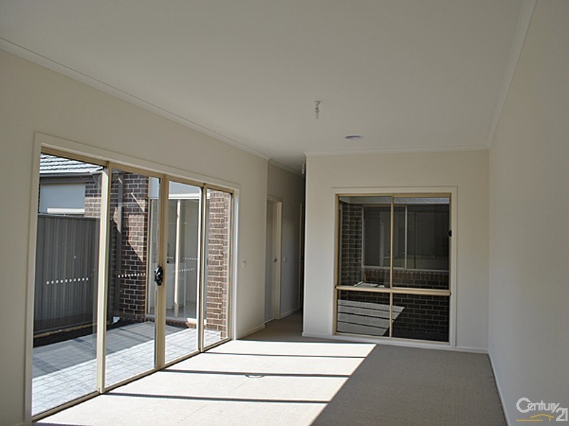 6 Elderberry Alley, Cranbourne North VIC 3977