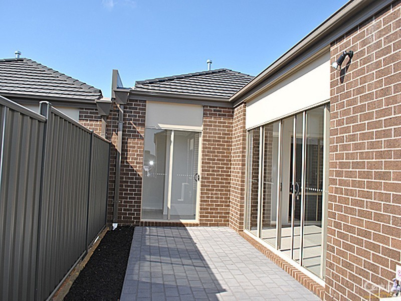 6 Elderberry Alley, Cranbourne North VIC 3977