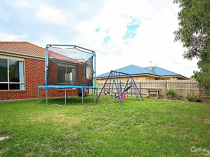 4 Larne Close, Berwick VIC 3806