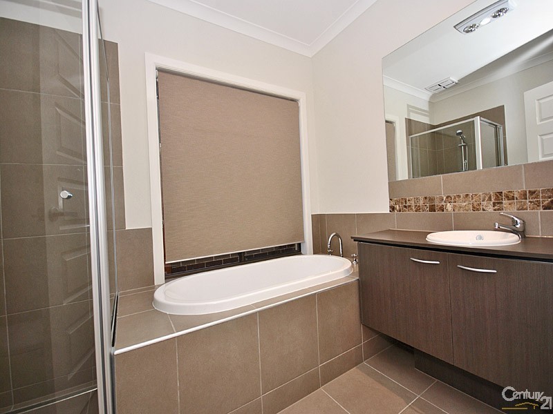 9 Brightstone Drive, Clyde North VIC 3978