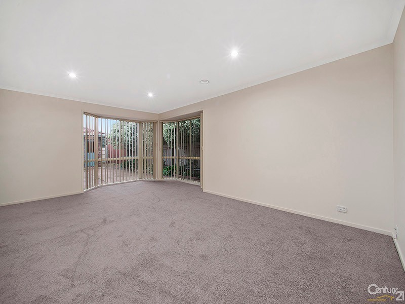 122 Strathaird Drive, Narre Warren South VIC 3805