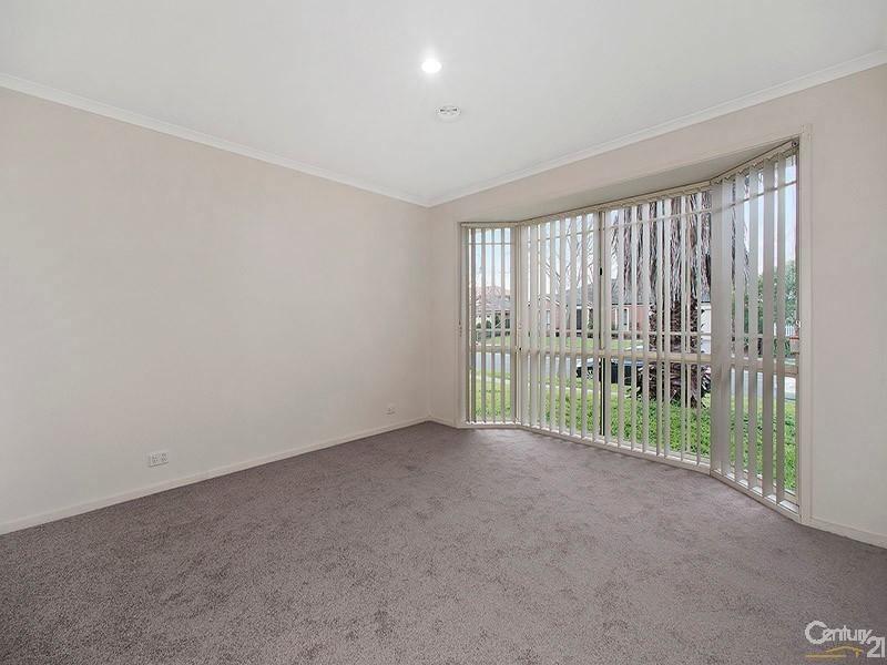 122 Strathaird Drive, Narre Warren South VIC 3805