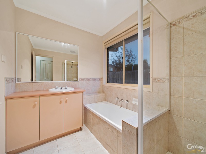 122 Strathaird Drive, Narre Warren South VIC 3805