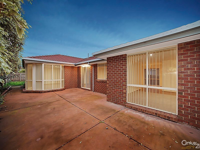 122 Strathaird Drive, Narre Warren South VIC 3805