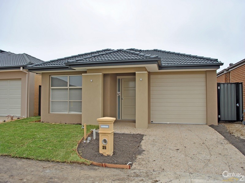 35 Connewarra Crescent, Clyde North VIC 3978