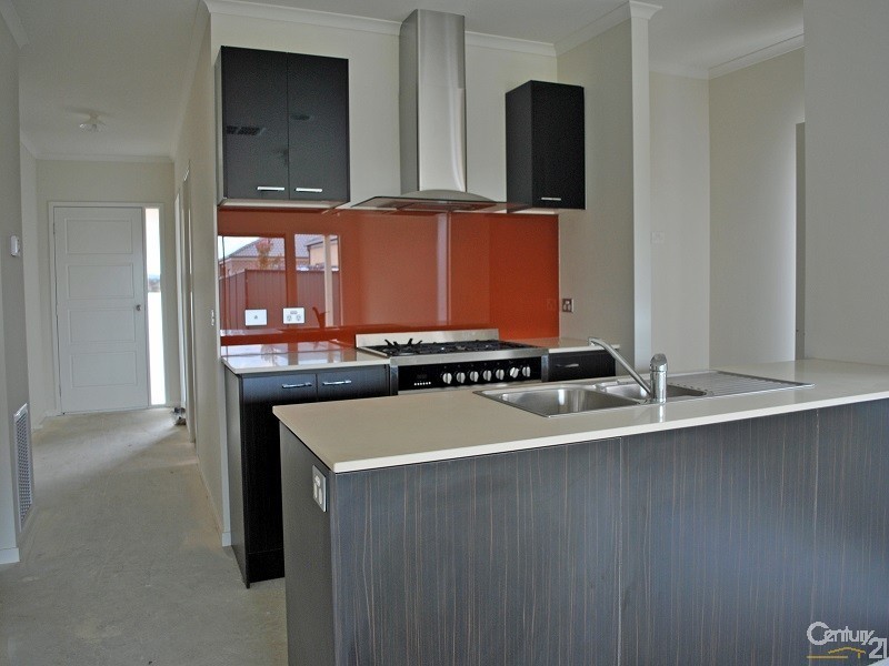 35 Connewarra Crescent, Clyde North VIC 3978