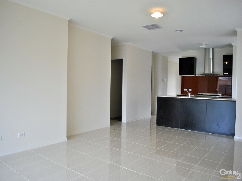 35 Connewarra Crescent, Clyde North VIC 3978