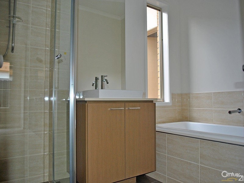 35 Connewarra Crescent, Clyde North VIC 3978