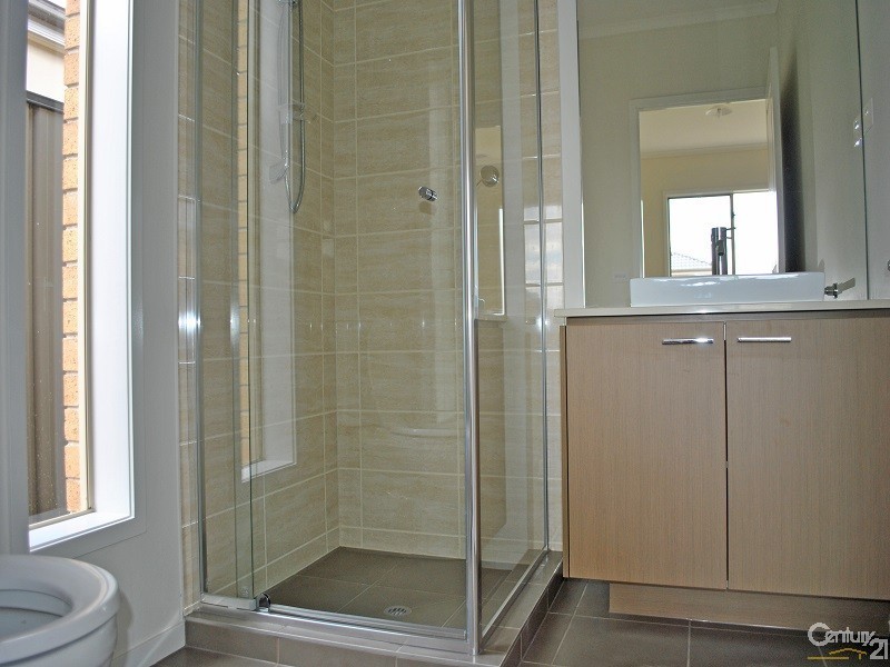 35 Connewarra Crescent, Clyde North VIC 3978