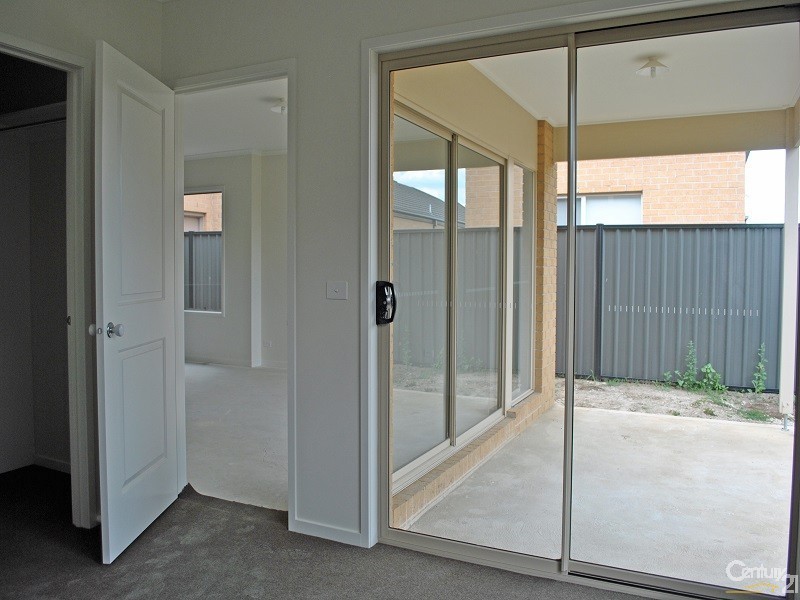 35 Connewarra Crescent, Clyde North VIC 3978