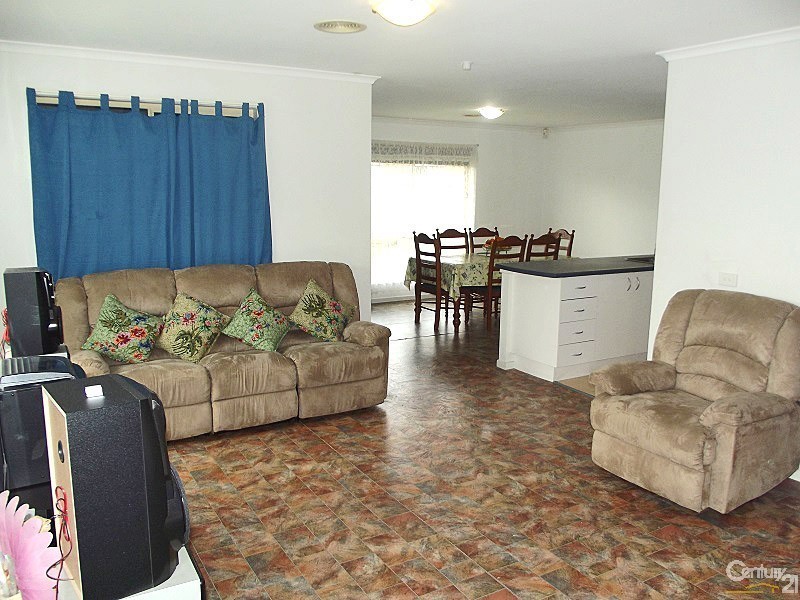 19  Taplan Crescent, Cranbourne West VIC 3977